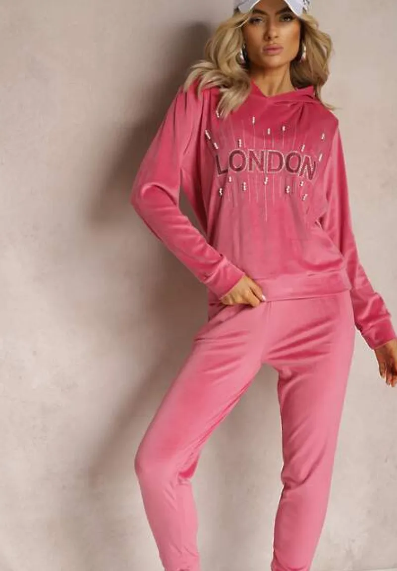 Różowy Dresowy Komplet z Weluru Klasyczne Spodnie i Bluza Ozdobiona Napisem z Brokatem Nerissali