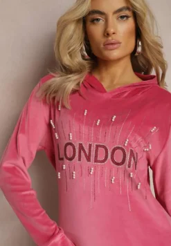 Różowy Dresowy Komplet z Weluru Klasyczne Spodnie i Bluza Ozdobiona Napisem z Brokatem Nerissali