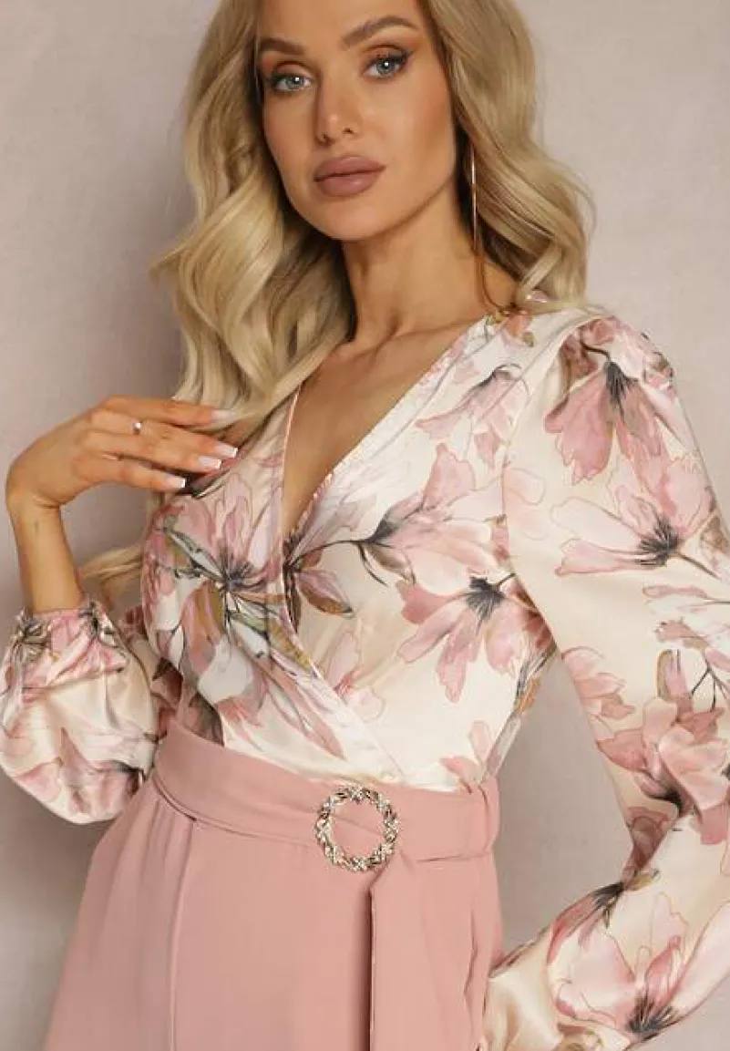 Różowy Kwiatowy Kombinezon z Kopertowym Dekoltem z Paskiem i Szerokimi Nogawkami Vinia