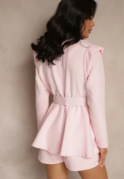 Różowy Taliowany Kombinezon Imitujący Garnitur z Paskiem i Cyrkoniami Milazi