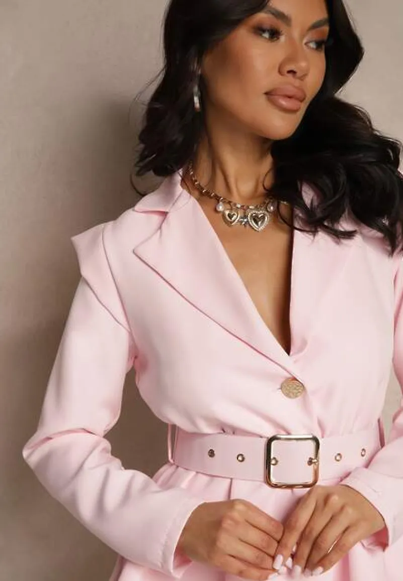 Różowy Taliowany Kombinezon Imitujący Garnitur z Paskiem i Cyrkoniami Milazi