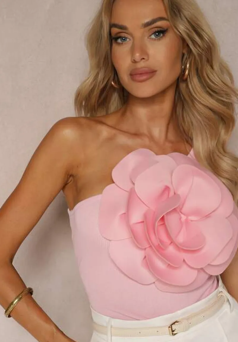 Różowy Top Ozdobiony Dużym Naszytym Kwiatem z Asymetrycznym Dekoltem Dedria