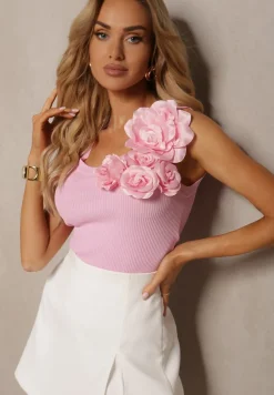 Różowy Top z Kwiecistą Aplikacją przy Dekolcie Ustalia