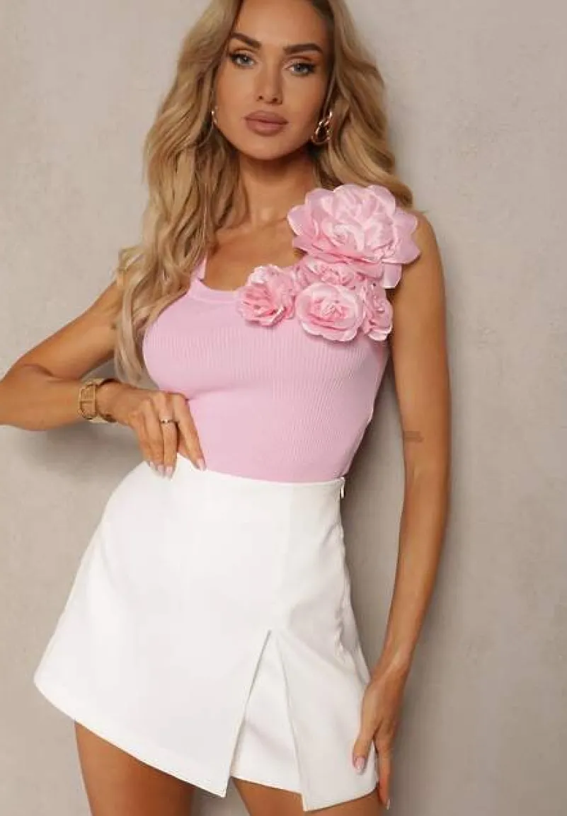 Różowy Top z Kwiecistą Aplikacją przy Dekolcie Ustalia