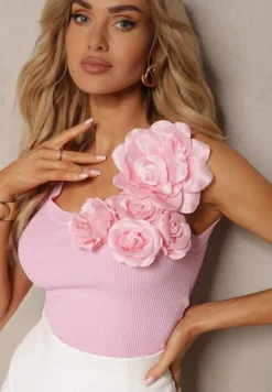 Różowy Top z Kwiecistą Aplikacją przy Dekolcie Ustalia