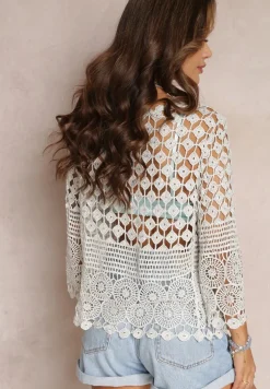 Srebrna Ażurowa Narzutka z Bawełny z Błyszczącą Nitką i Ozdobnym Guzikiem Diamona