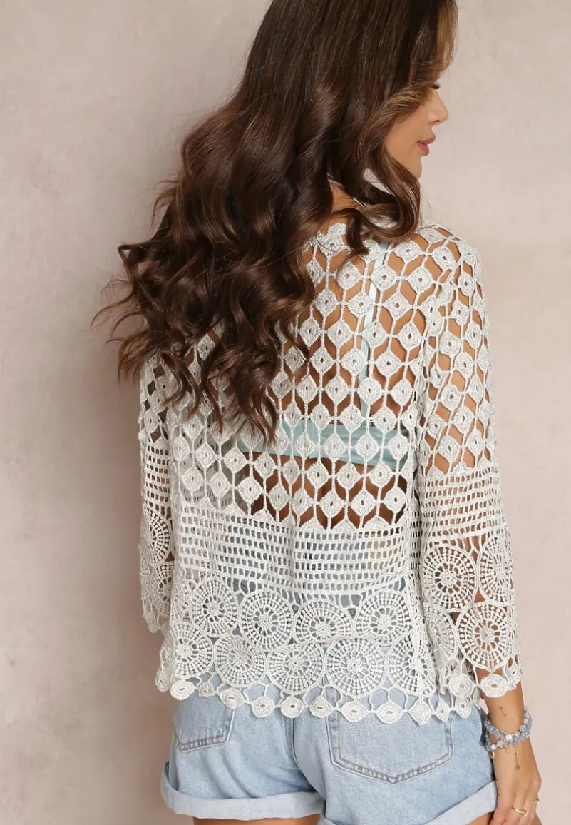 Srebrna Ażurowa Narzutka z Bawełny z Błyszczącą Nitką i Ozdobnym Guzikiem Diamona