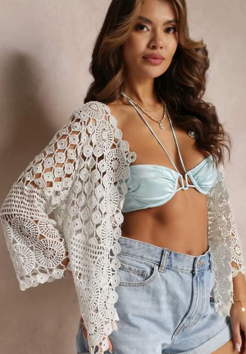 Srebrna Ażurowa Narzutka z Bawełny z Błyszczącą Nitką i Ozdobnym Guzikiem Diamona