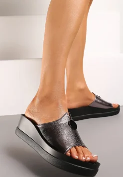 Srebrne Klapki na Niskim Koturnie z Metalicznym Połyskiem Frescoba