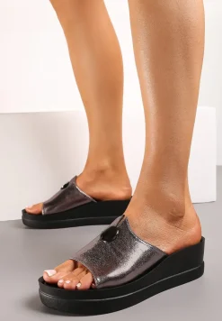 Srebrne Klapki na Niskim Koturnie z Metalicznym Połyskiem Frescoba