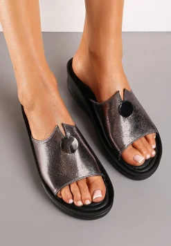 Srebrne Klapki na Niskim Koturnie z Metalicznym Połyskiem Frescoba