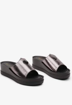 Srebrne Klapki na Niskim Koturnie z Metalicznym Połyskiem Frescoba