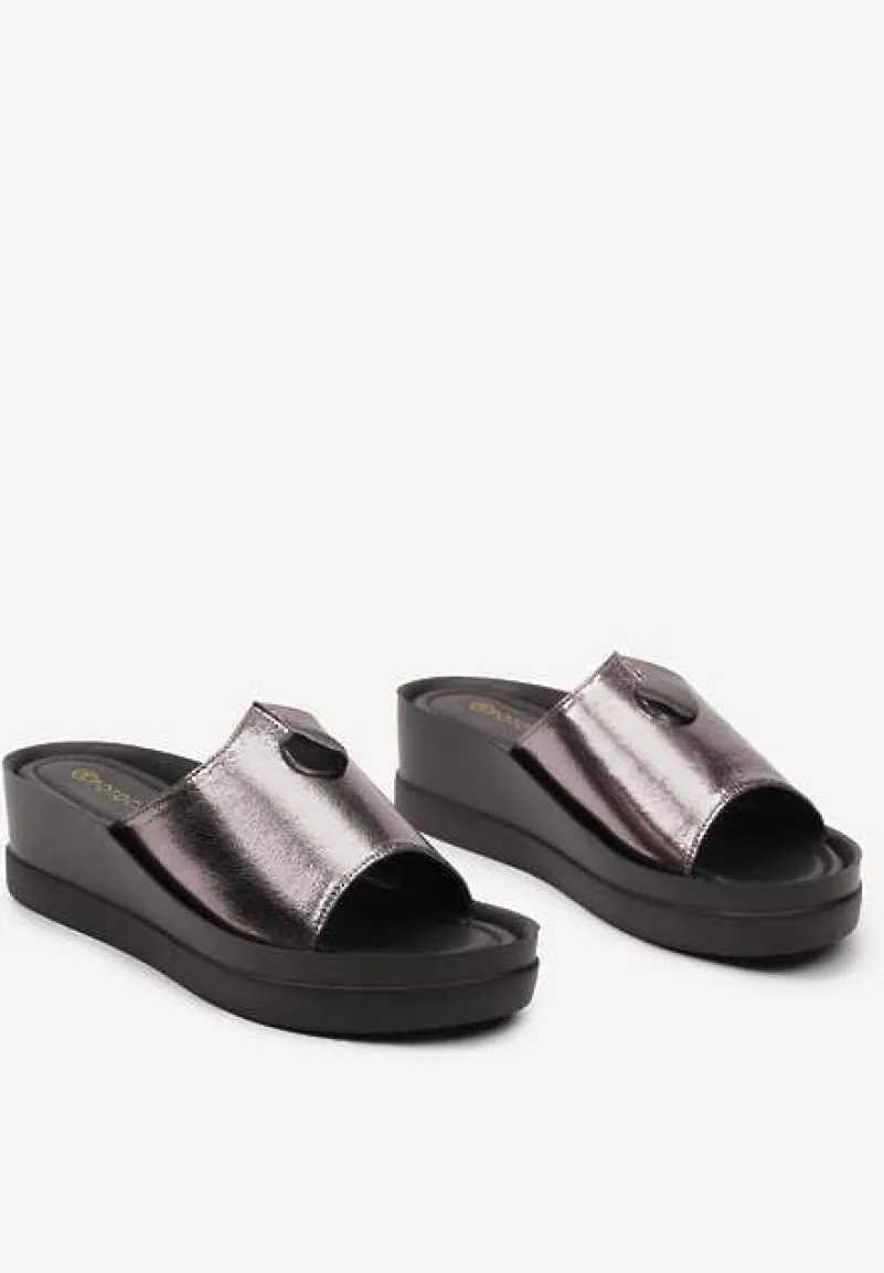 Srebrne Klapki na Niskim Koturnie z Metalicznym Połyskiem Frescoba