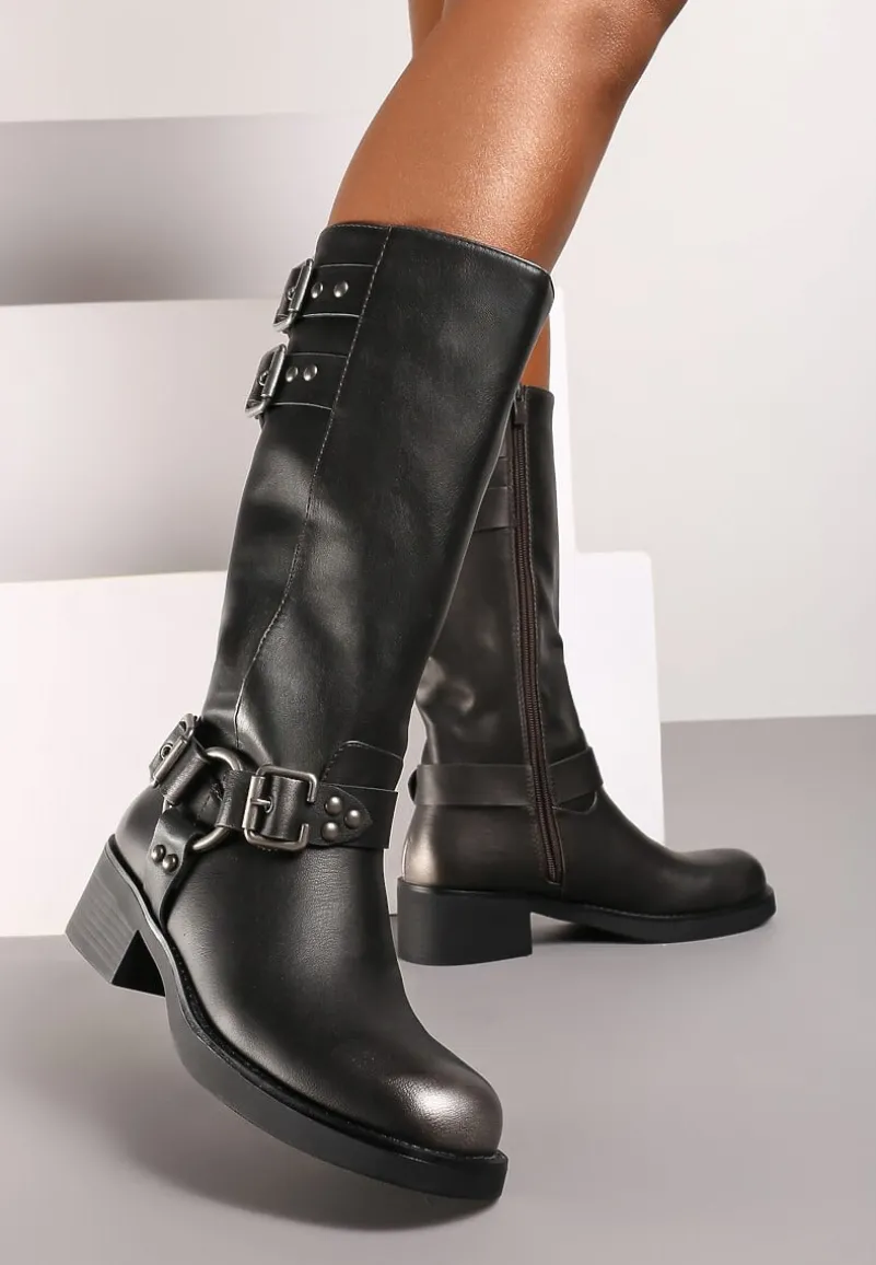 Srebrne Kozaki Biker na Słupku Wykończone Ozdobnymi Klamrami Nevamora