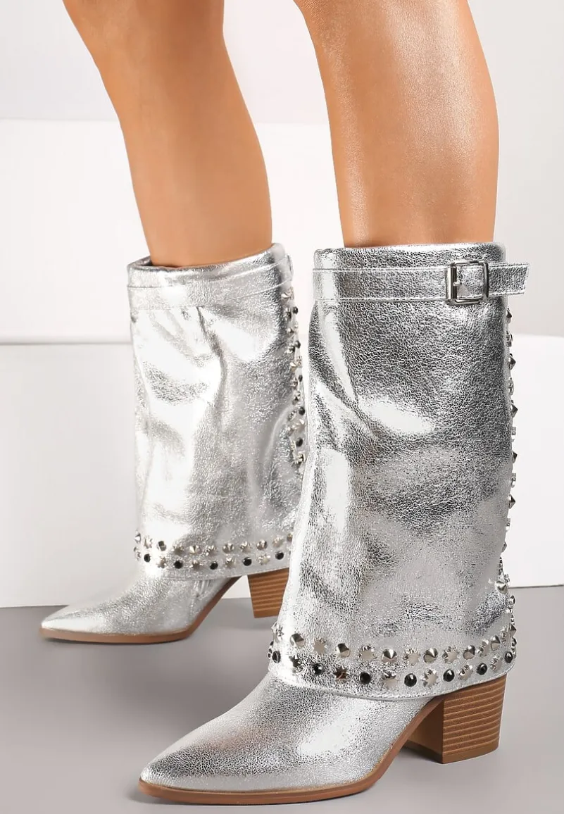 Srebrne Kozaki Kowbojki na Słupku Ozdobione Klamrą Ćwiekami i Wywiniętą Cholewką Izavira