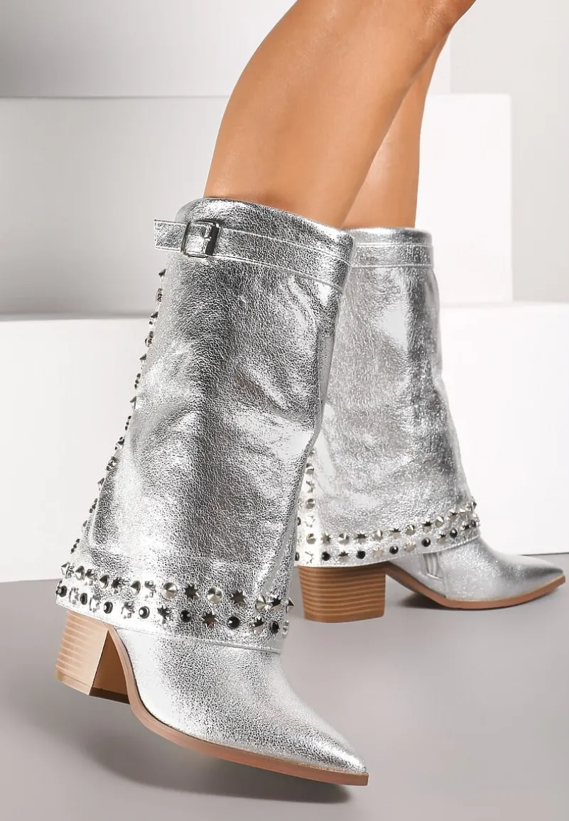 Srebrne Kozaki Kowbojki na Słupku Ozdobione Klamrą Ćwiekami i Wywiniętą Cholewką Izavira