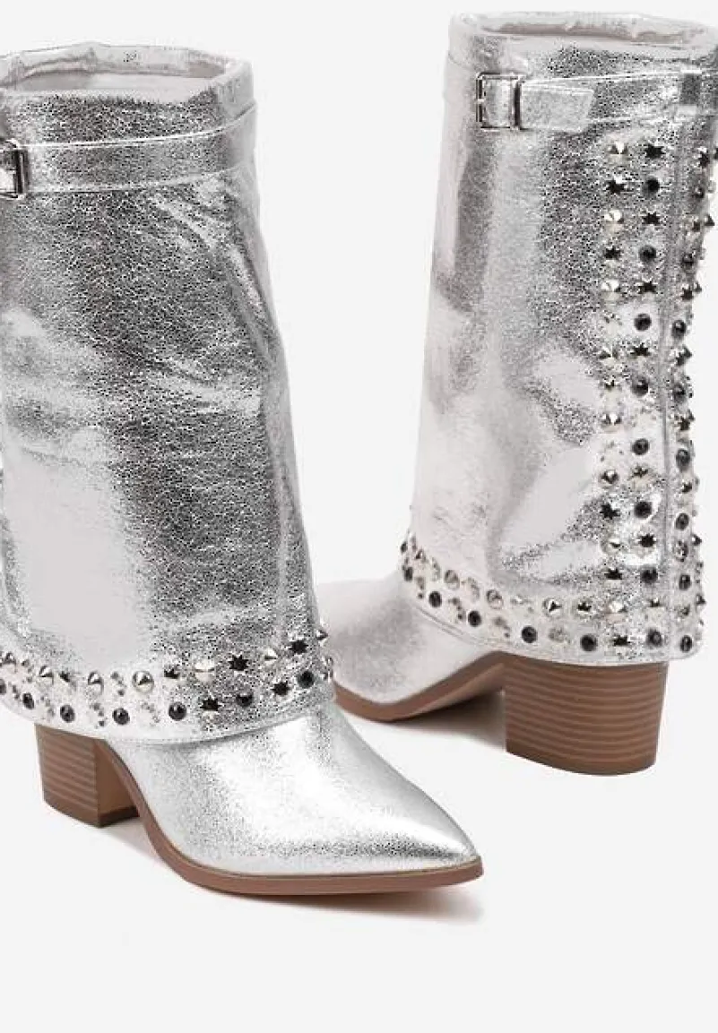 Srebrne Kozaki Kowbojki na Słupku Ozdobione Klamrą Ćwiekami i Wywiniętą Cholewką Izavira