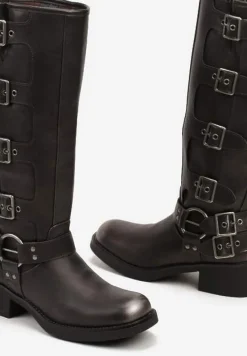 Srebrne Kozaki na Płaskiej Podeszwie w Stylu Biker Ozdobione Paskami z Regulacją Mevanisa