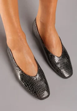 Srebrne Lakierowane Balerinki z Krokodylim Tłoczeniem o Kwadratowym Nosku Zerita