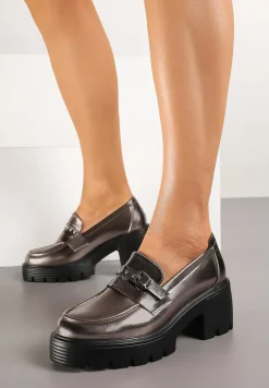 Srebrne Półbuty w Stylu Loafersów na Obcasie Zdobione Łańcuszkiem Felarionis