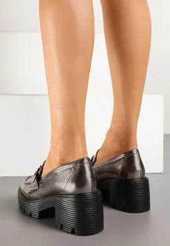 Srebrne Półbuty w Stylu Loafersów na Obcasie Zdobione Łańcuszkiem Felarionis