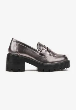 Srebrne Półbuty w Stylu Loafersów na Obcasie Zdobione Łańcuszkiem Felarionis