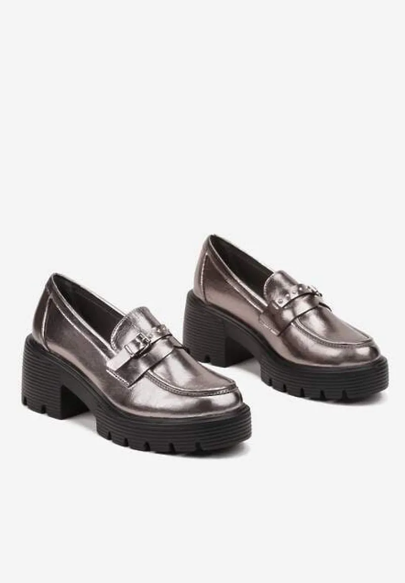 Srebrne Półbuty w Stylu Loafersów na Obcasie Zdobione Łańcuszkiem Felarionis