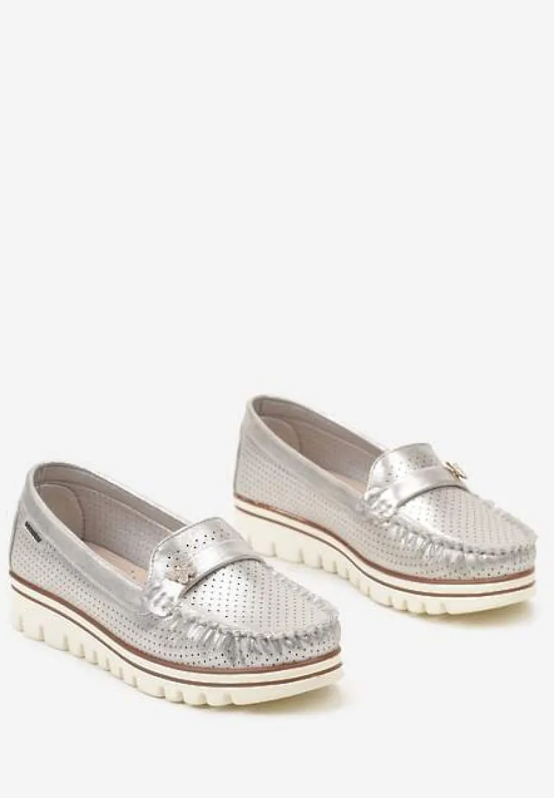 Srebrne Półbuty ze Skórzaną Wkładką i Blaszką w Kształcie Motylka Stagiana