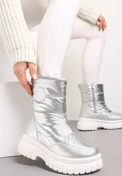 Srebrne Pikowane Śniegowce za Kostkę z Metalicznym Połyskiem i Naszywką Kinicro