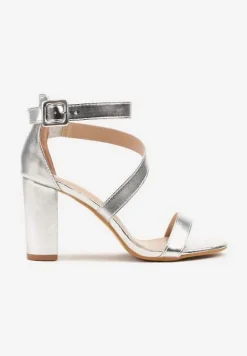 Srebrne Sandały na Słupkowym Obcasie z Asymetrycznym Paskiem Perele