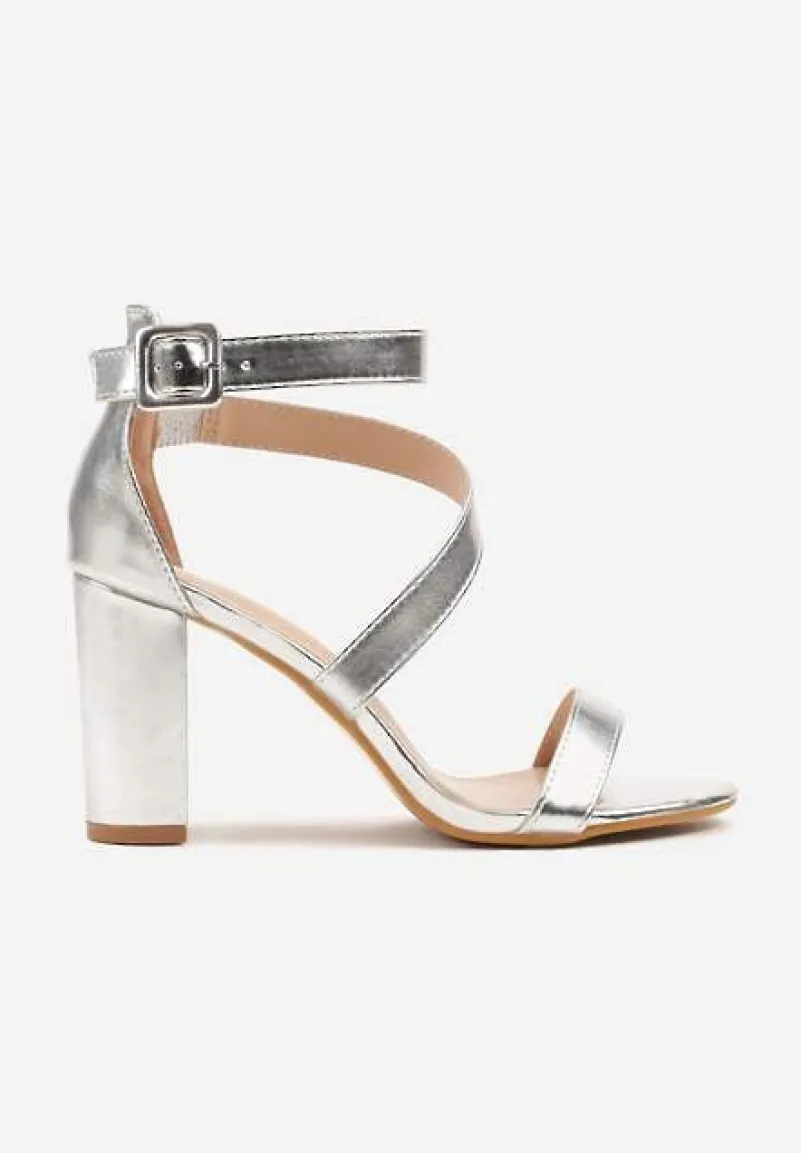 Srebrne Sandały na Słupkowym Obcasie z Asymetrycznym Paskiem Perele