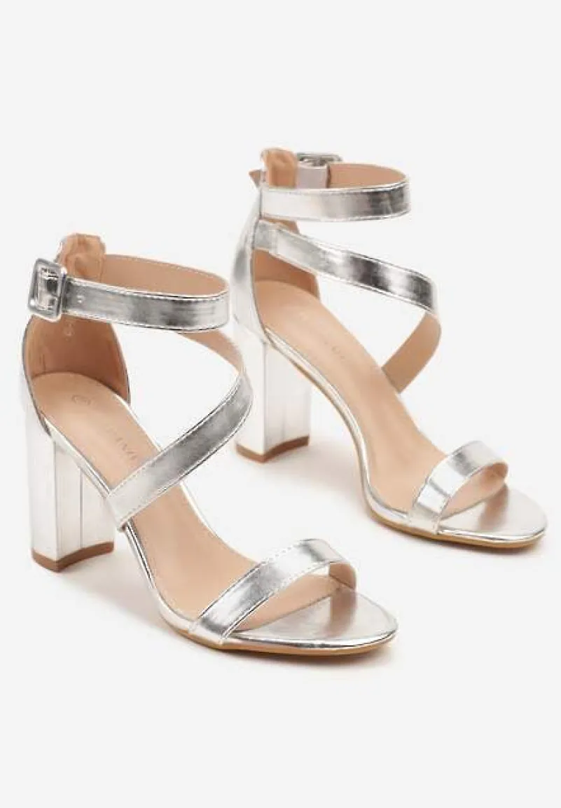 Srebrne Sandały na Słupkowym Obcasie z Asymetrycznym Paskiem Perele