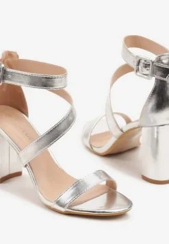 Srebrne Sandały na Słupkowym Obcasie z Asymetrycznym Paskiem Perele