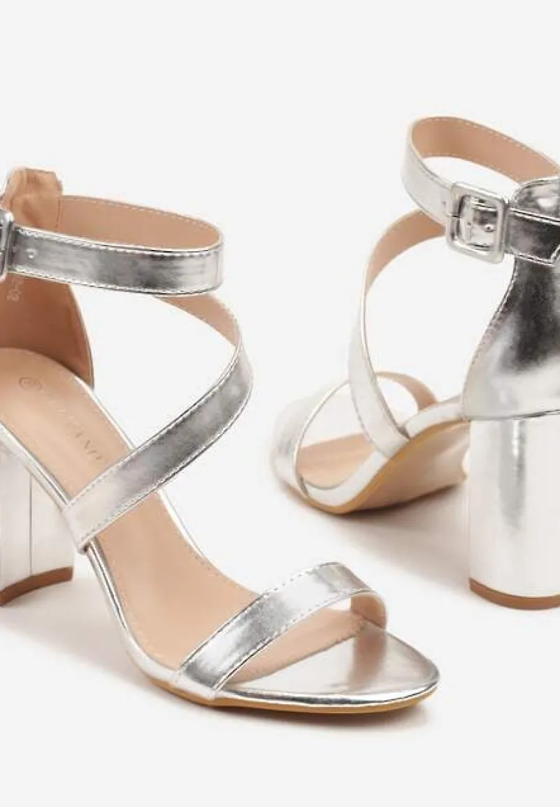 Srebrne Sandały na Słupkowym Obcasie z Asymetrycznym Paskiem Perele