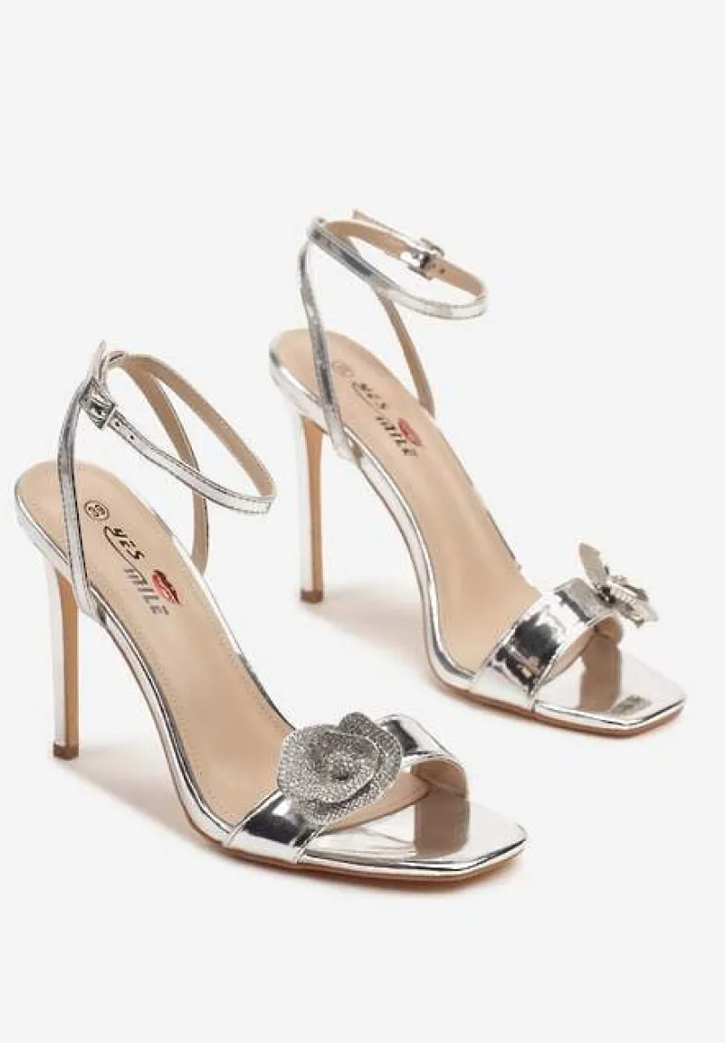 Srebrne Sandały na Szpilce Ozdobione Cyrkoniowymi Aplikacjami 3D Ranqua