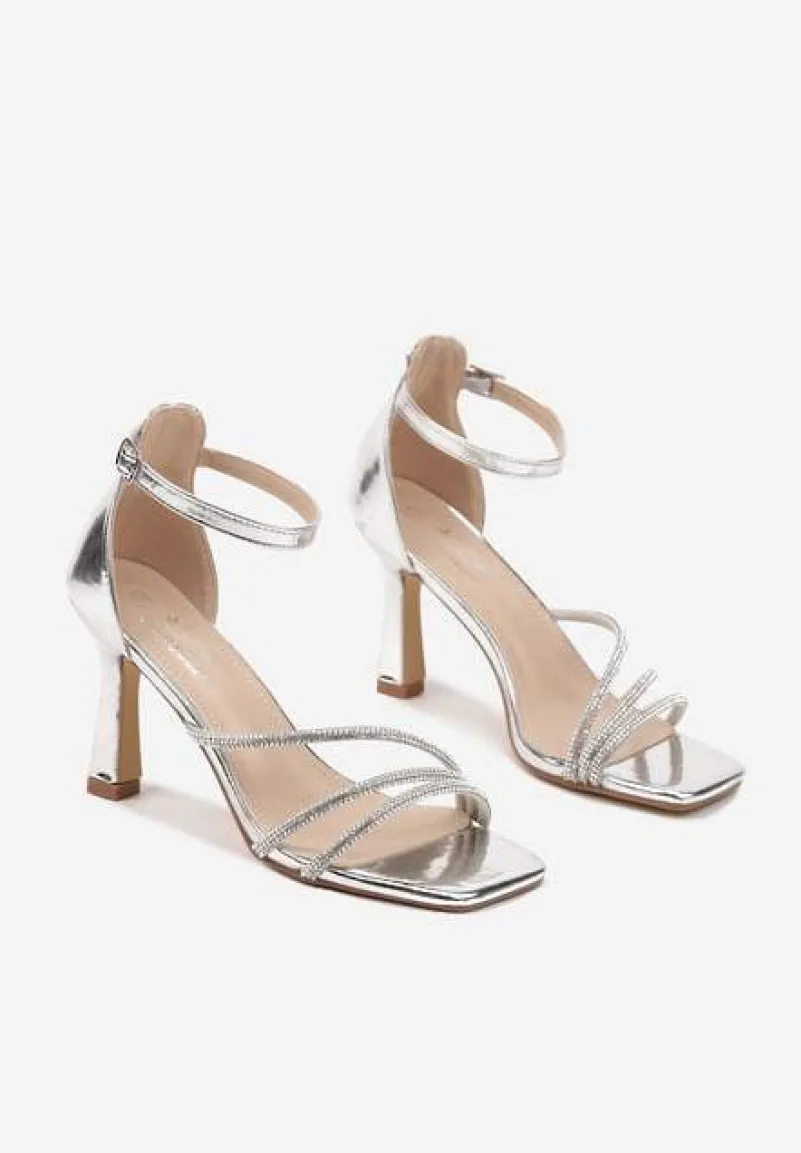 Srebrne Sandały Szpilki Zdobione Cyrkoniami Zapinane na Klamerkę Alimora