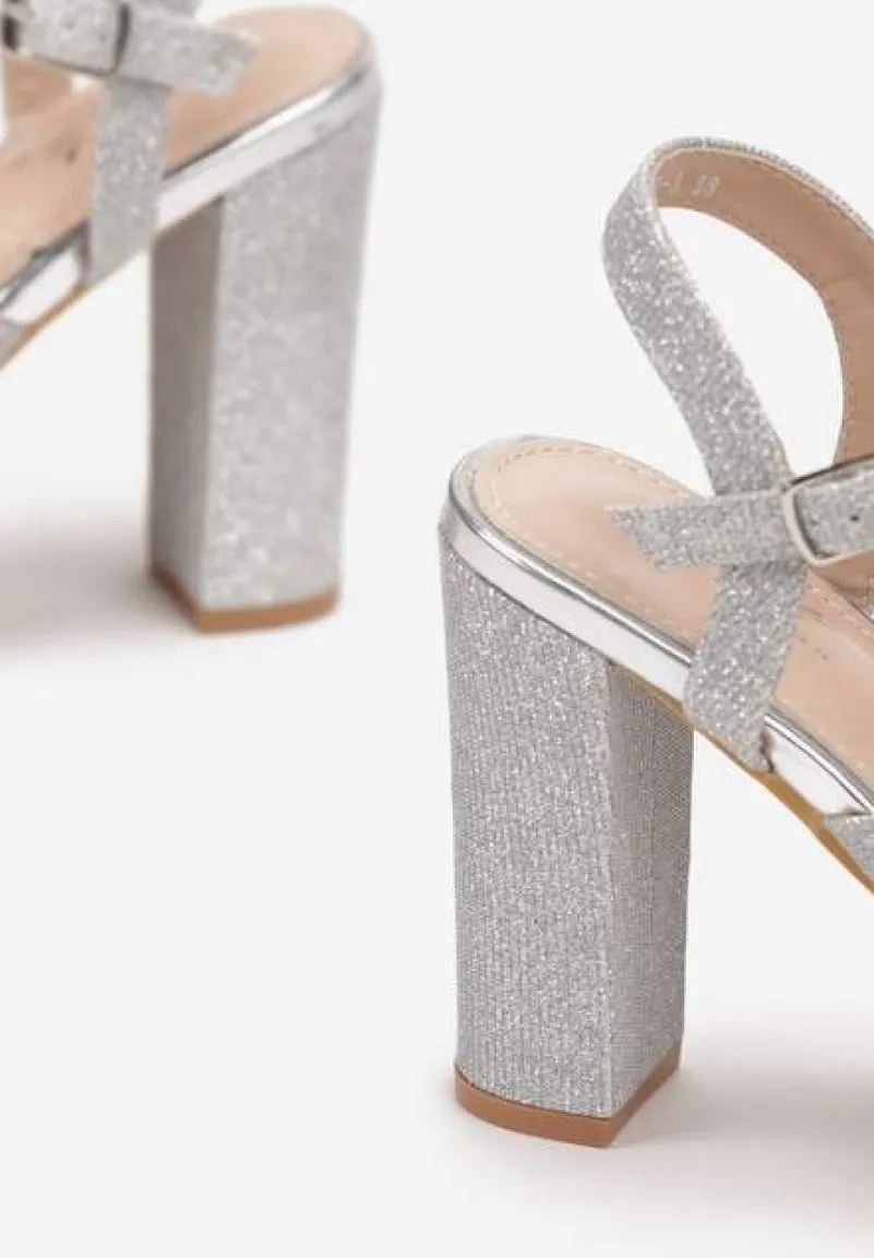 Srebrne Sandały z Cienkimi Brokatowymi Paskami na Słupku Trephone