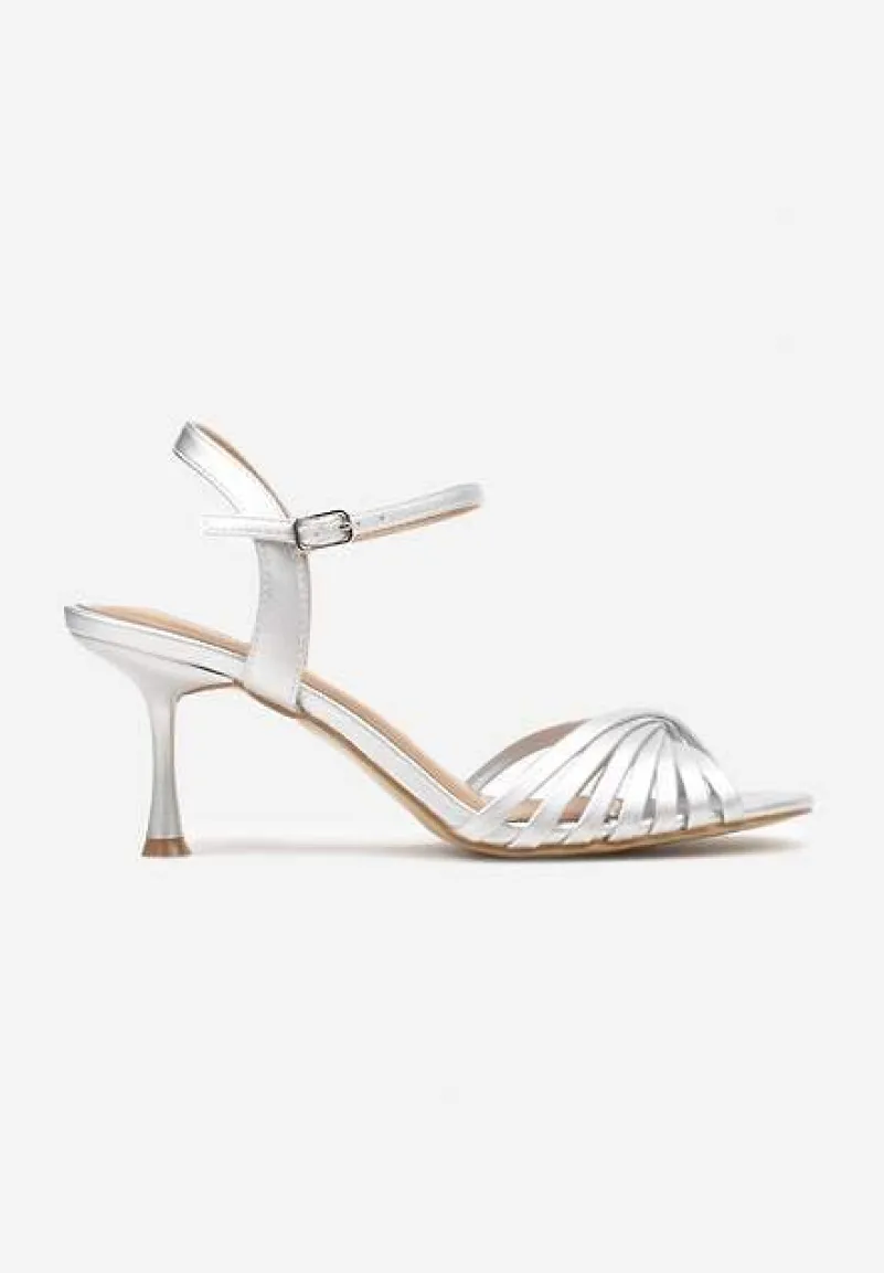 Srebrne Sandały z Imitacji Skóry na Niskiej Szpilce ze Sprzączką Marique