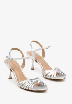 Srebrne Sandały z Imitacji Skóry na Niskiej Szpilce ze Sprzączką Marique