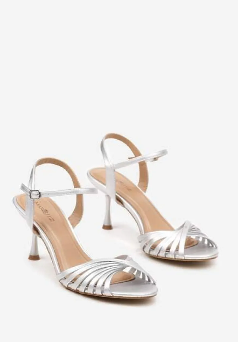 Srebrne Sandały z Imitacji Skóry na Niskiej Szpilce ze Sprzączką Marique