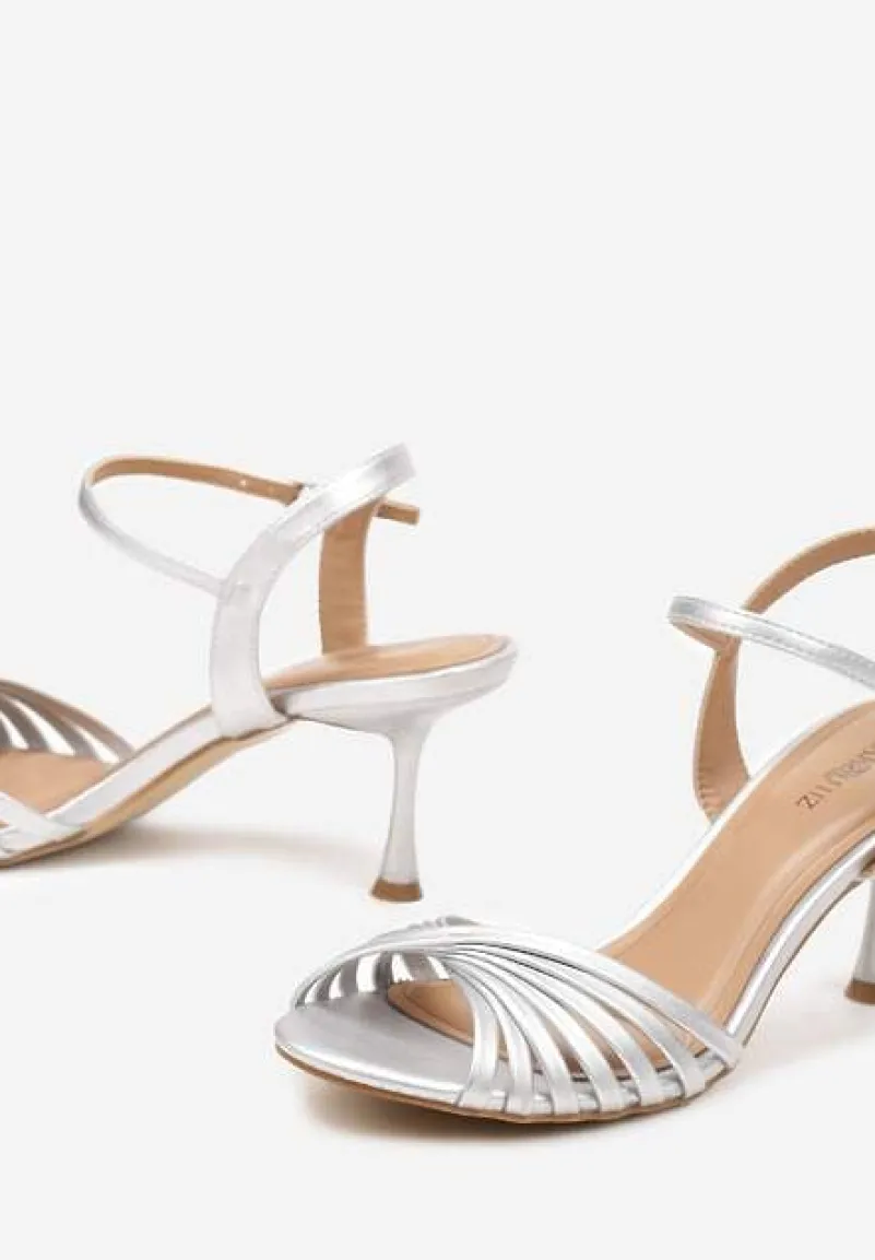 Srebrne Sandały z Imitacji Skóry na Niskiej Szpilce ze Sprzączką Marique