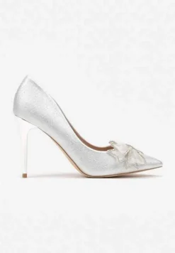 Srebrne Szpilki z Brokatowym Połyskiem i Szpiczastym Noskiem Zdobionym Kokardą Itteleina