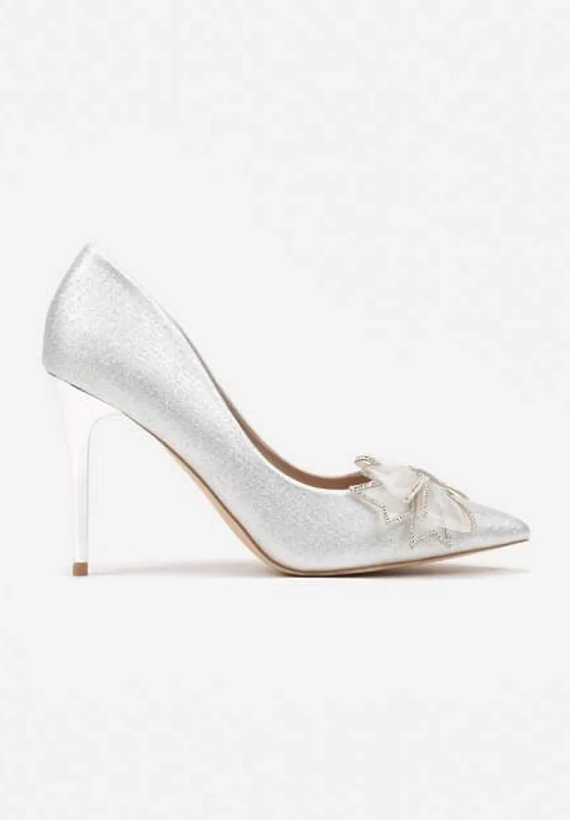 Srebrne Szpilki z Brokatowym Połyskiem i Szpiczastym Noskiem Zdobionym Kokardą Itteleina