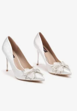 Srebrne Szpilki z Brokatowym Połyskiem i Szpiczastym Noskiem Zdobionym Kokardą Itteleina