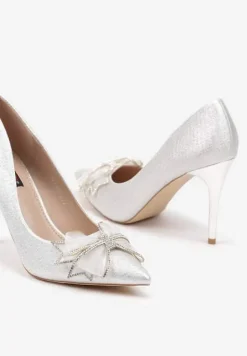 Srebrne Szpilki z Brokatowym Połyskiem i Szpiczastym Noskiem Zdobionym Kokardą Itteleina