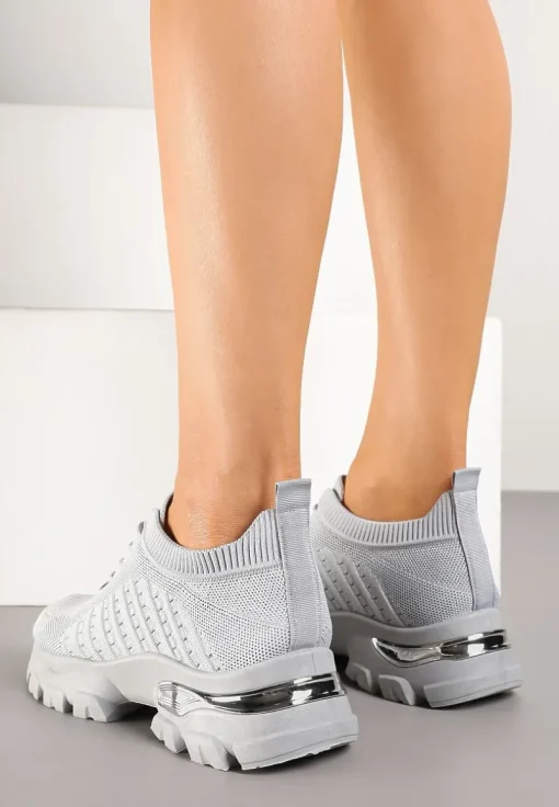 Szare Buty Sportowe Sneakersy z Siateczki na Tłoczonej Podeszwie Zdobionej Aplikacją Neltewia