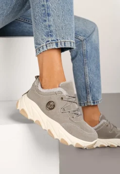 Szare Sneakersy na Platformie z Metaliczną Ozdobą i Geometrycznym Motywem Delasiel