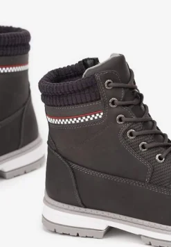 Szare Sznurowane Trapery na Płaskiej Podeszwie Ozdobione Tłoczeniem Brenneth